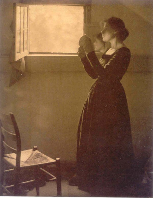 Clarence H. White (Girl with mirror, 1898)