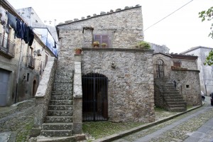 Casa coi cocci sul terrazzo